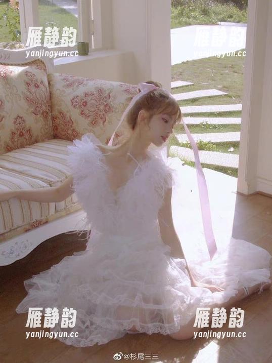 黑料社官网，直达社交版图的“潜规则”，小心翘起的嘴角...
